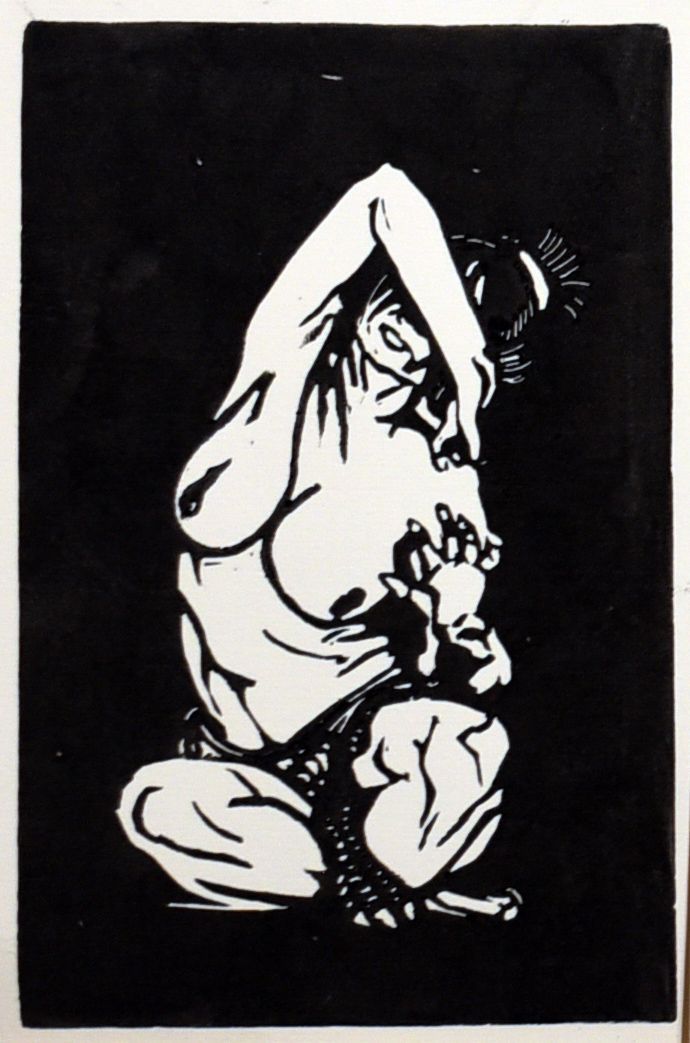 Een zwart-witprint van een gehurkte figuur met één arm boven het hoofd, in een gestileerde, krachtige grafische stijl.