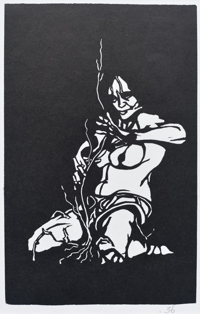 Een contrastrijke zwart-witprint van een knielende figuur, verstrengeld met knoestige takken, tegen een effen zwarte achtergrond.