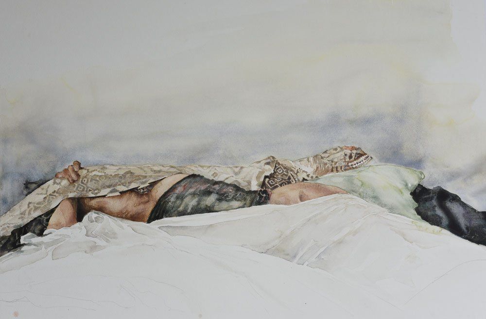 Een aquarel van een persoon die in bed ligt, gedeeltelijk bedekt met een stof met patroon en witte lakens, tegen een grijze lucht.