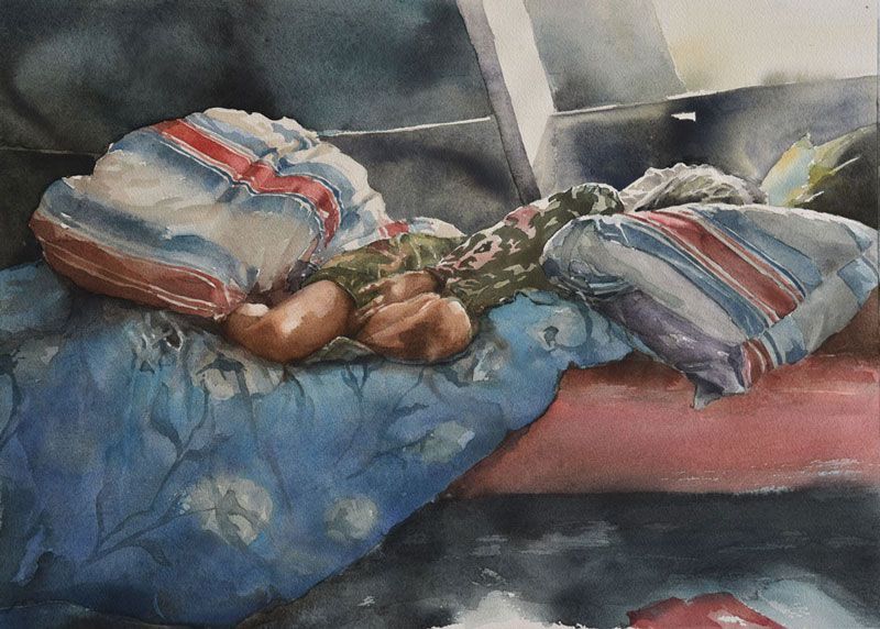 aquarel, 02-2021, 50 x 70 cm. (610 €) Een aquarel van iemand die opgerold tussen twee kussens met een patroon op een blauwe deken met bloemenprint ligt te slapen.