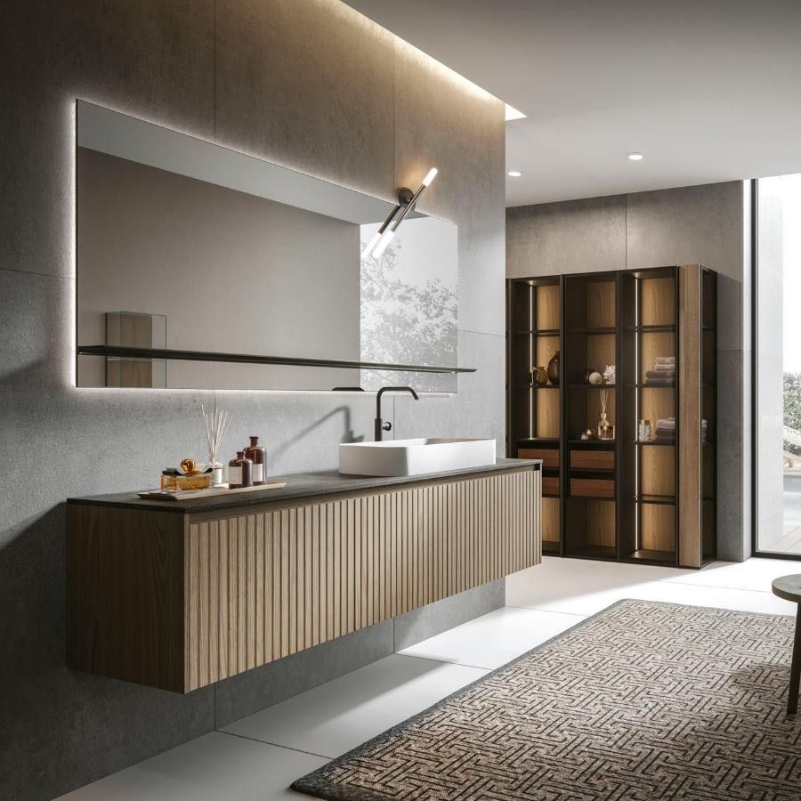Bagno moderno con mobile lavabo sospeso in legno, ampio specchio, lavabo a ciotola e doccia in vetro.