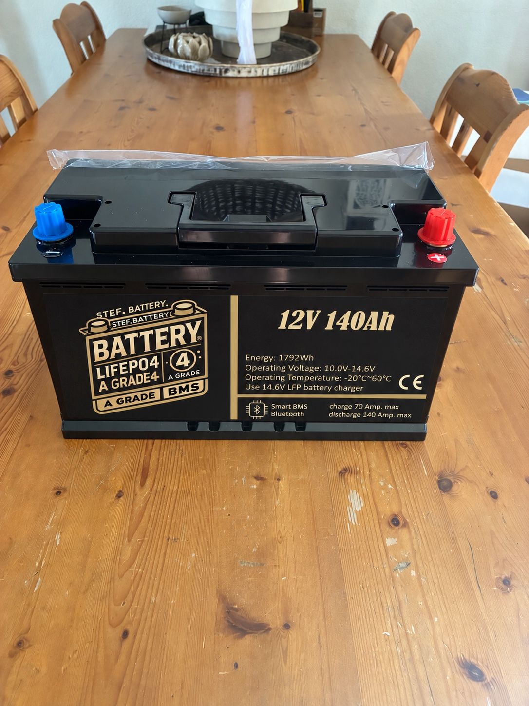 12V 140Ah StefBattery accu, voorzijde met beschermkappen