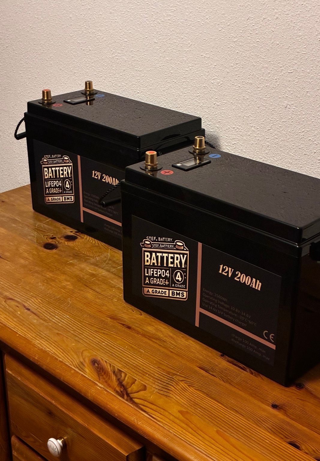 Twee StefBattery 12 volt 200Ah LiFePO4 accu’s