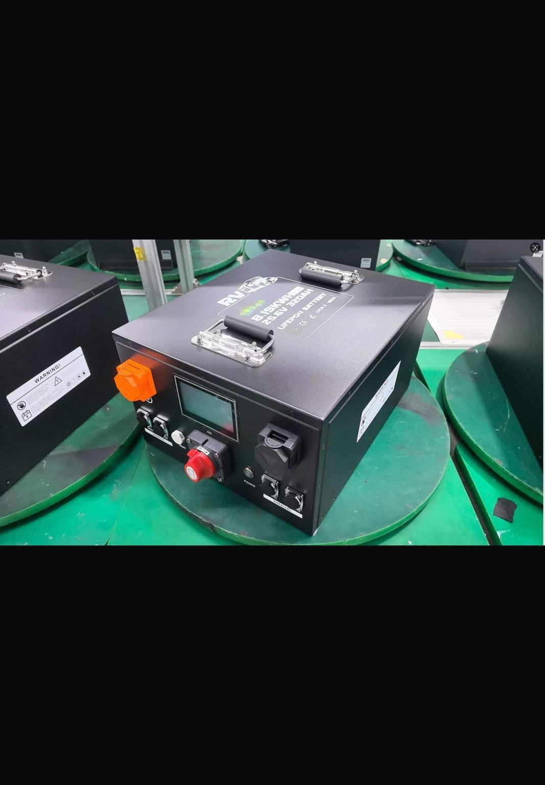 24V 320Ah LiFePO4 accu met display, aansluitingen en hoofdschakelaar