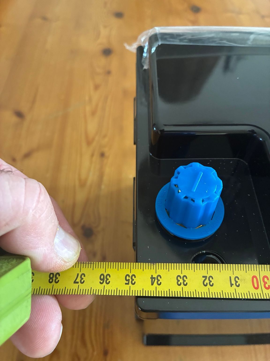 Lengte van de accubehuizing gemeten met een meetlint