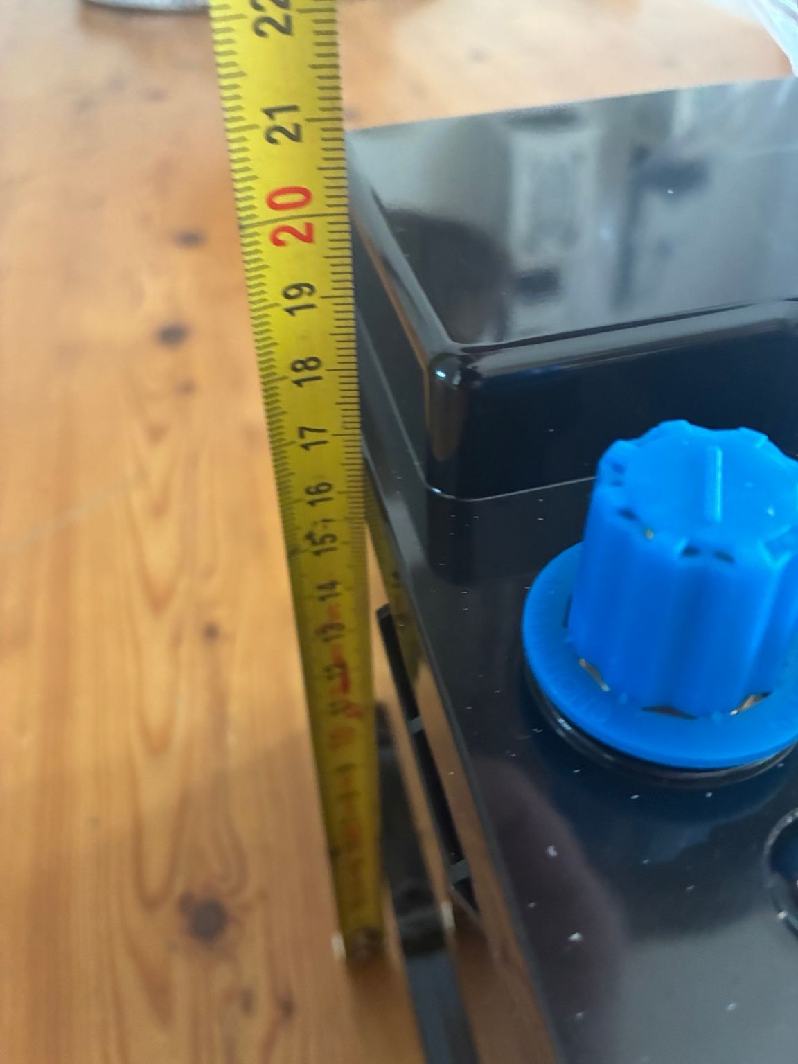 Hoogte van de accubehuizing gemeten met een meetlint