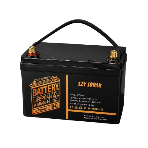 Zwarte 12V 100Ah LiFePO4-batterij met handvat en vergulde aansluitingen op een witte achtergrond.