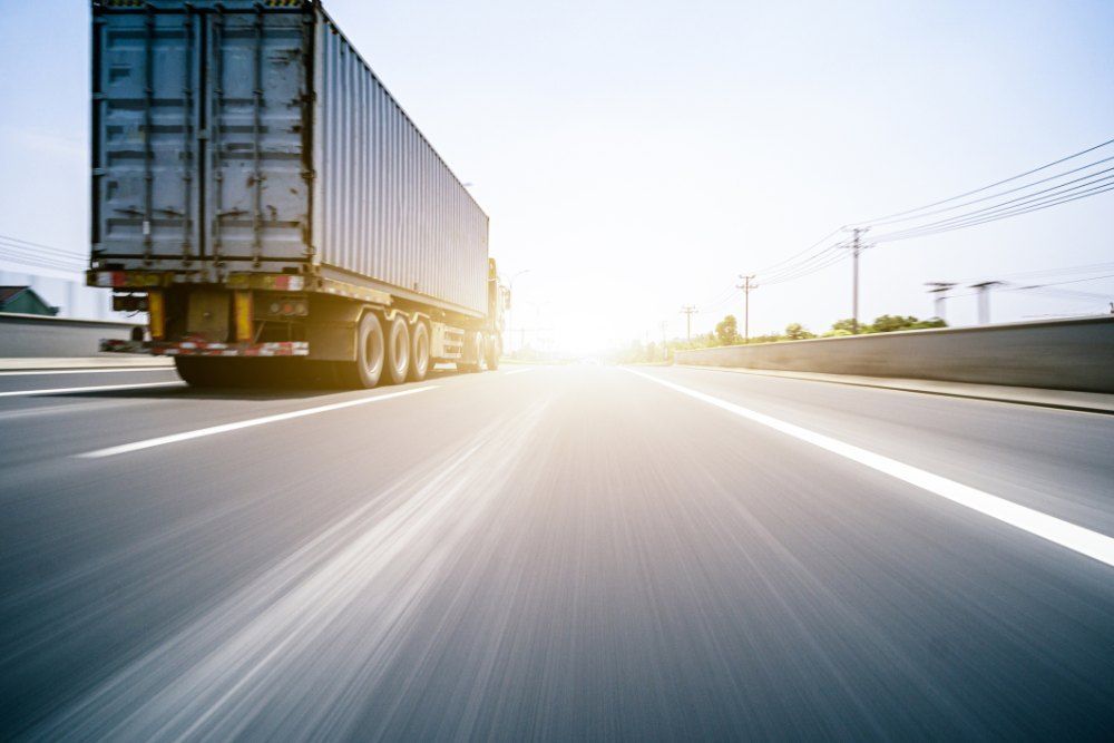 camion per autotrasporti a Pavia in autostrada