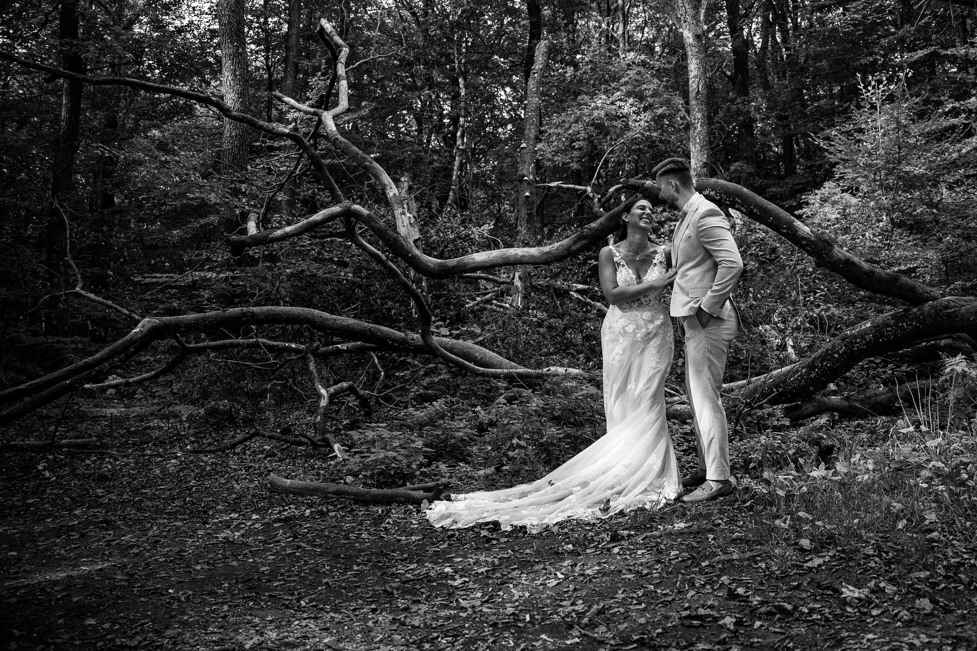 Brautpaar im Wald mit Baumkulisse – romantische Outdoor-Hochzeit Wuppertal