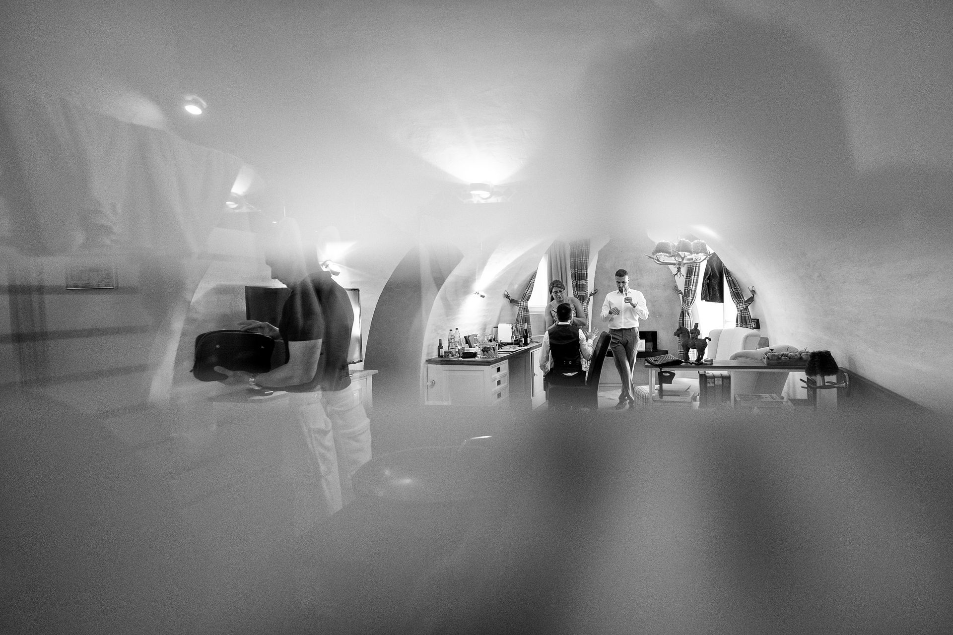 Hochzeitsvorbereitungen durch Milchglas fotografiert, Bräutigam läuft durch den Raum – kreative Perspektiven Wuppertal