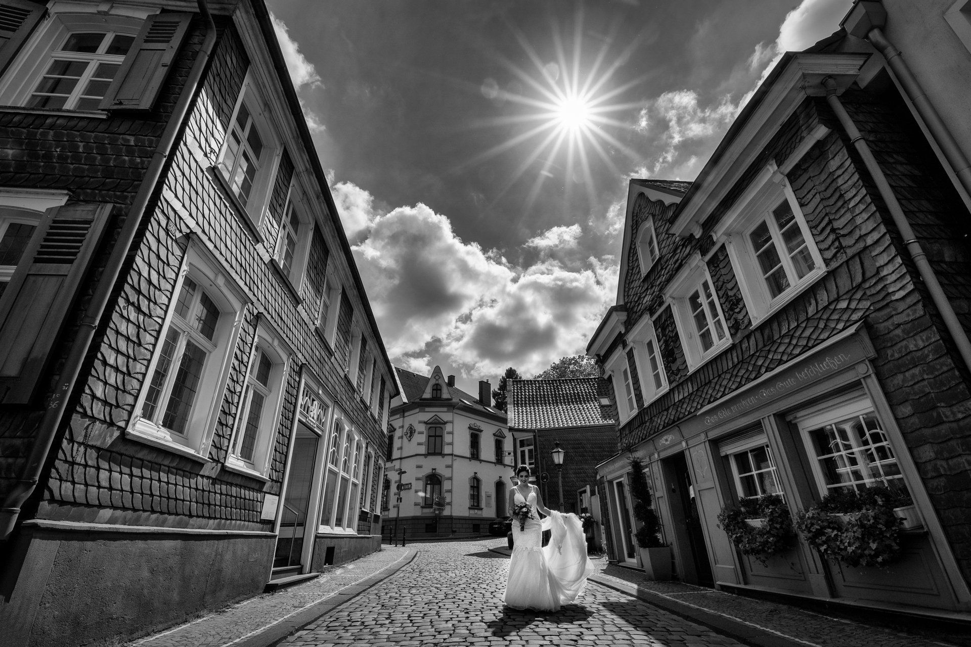 Braut in Altstadtgasse in Solingen Gräfrath, Braut auf dem Weg zur Trauung – romantische Hochzeitsbilder Wuppertal Innenstadt
