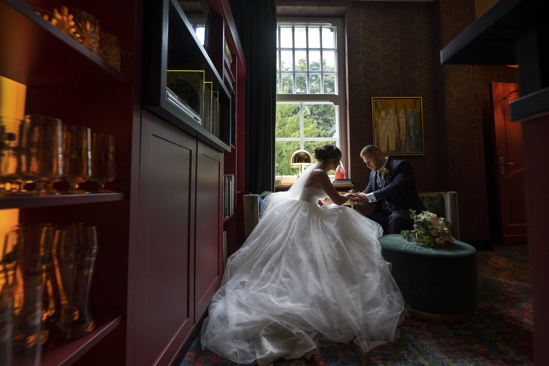 Brautpaar im stilvollen Raum – elegante Hochzeit in NRW