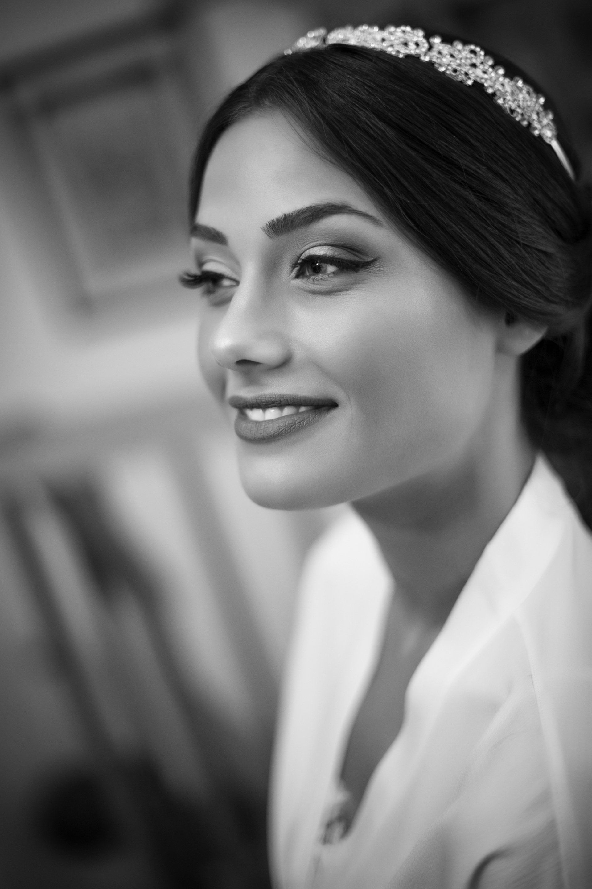 Braut mit Diadem vor der Trauung beim getting Ready – klassische Hochzeitsfotografie NRW
