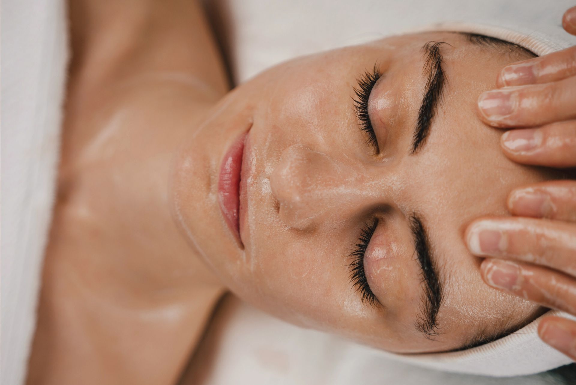 Una donna si sta facendo fare un massaggio alla testa in una spa.