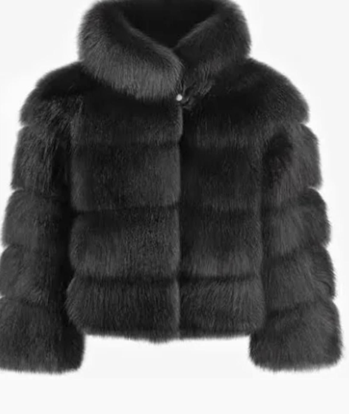 Giacca imbottita di pelliccia nera con ampio cappuccio e maniche in peluche su sfondo bianco.