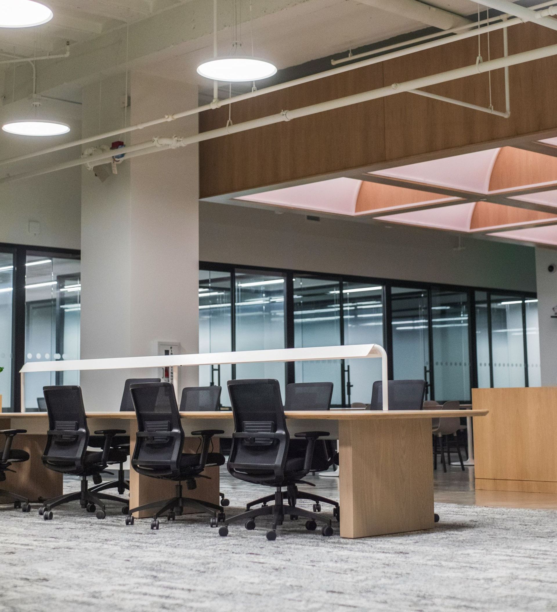 A row of desks and chairs in a large room