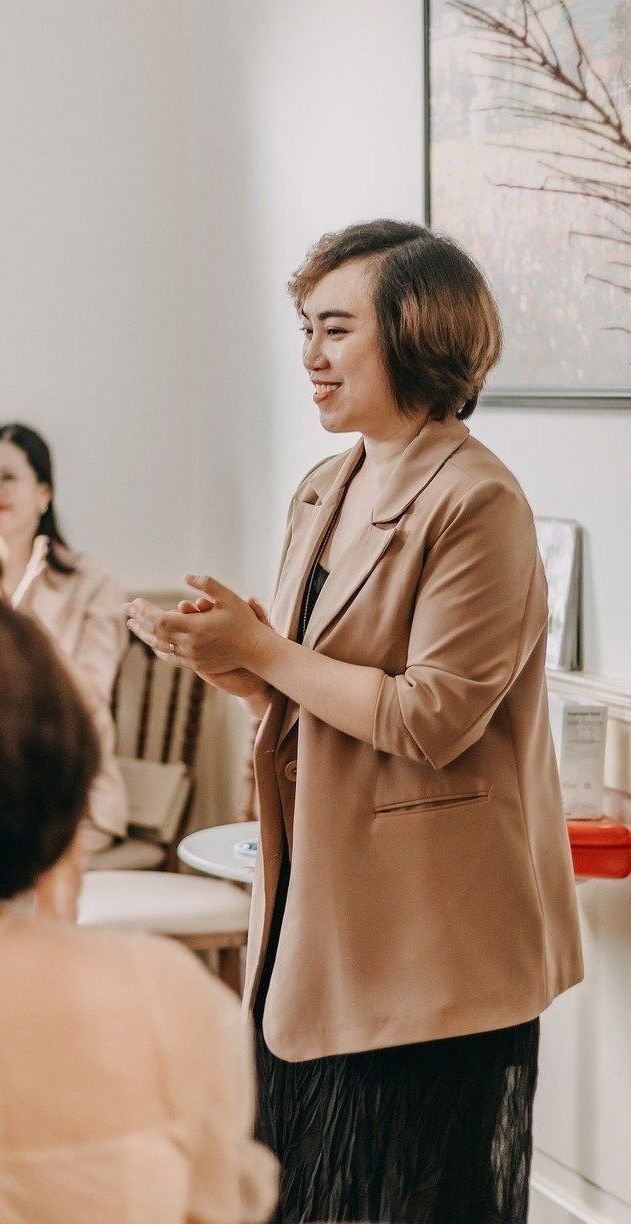 woman holding a meeting in an office