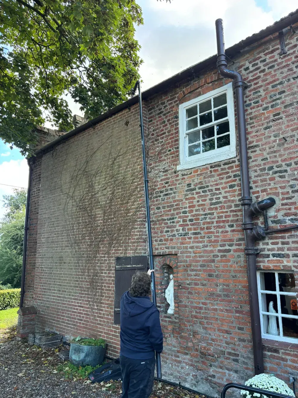 Our high-reach gutter vacuum equipment enabled the team to clear elevated guttering while working from ground level where practical.