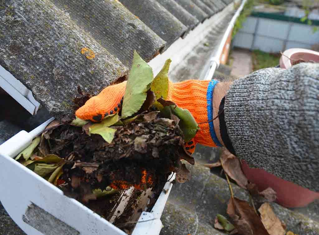 Gutter cleaning by hand in Hull