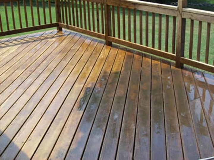 Low pressure cleaning of decked area