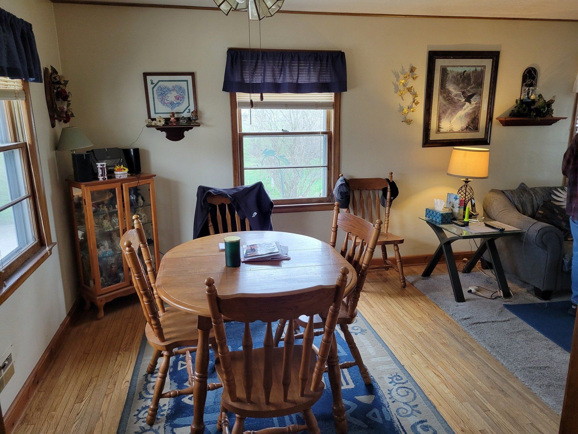 A living room with a table and chairs in it
