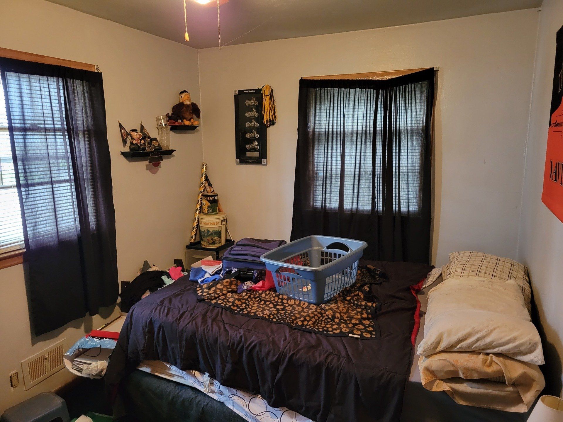 A bedroom with a bed and a basket on top of it.