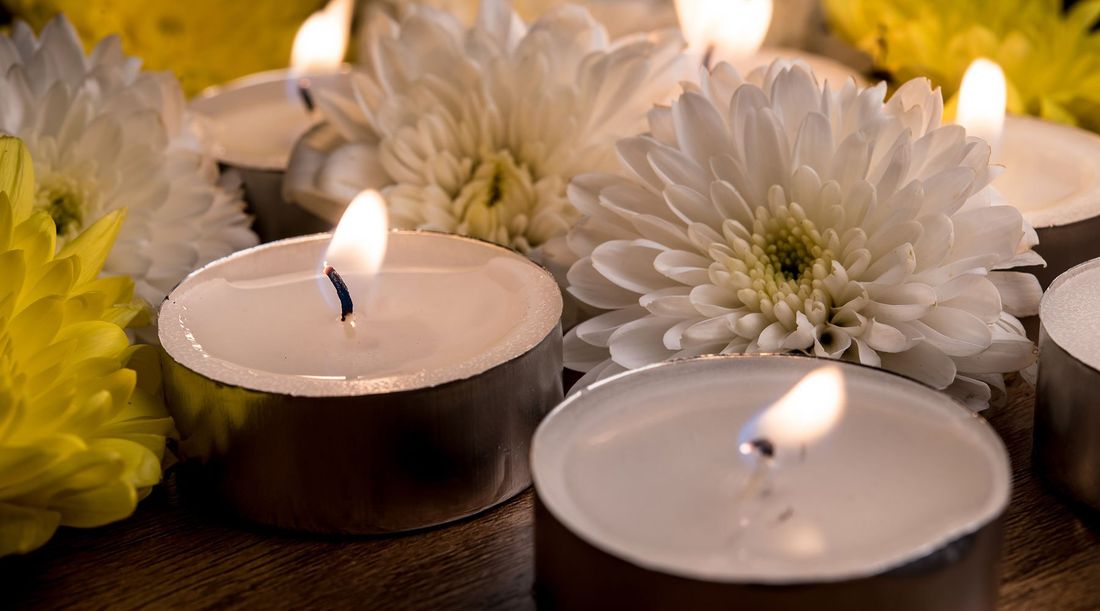 candele della sala del commiato a Parma