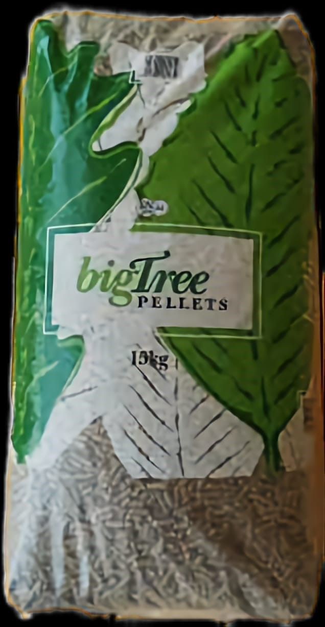 Un sacco da 15 kg di pellet bigTree, con etichetta bianca, testo verde e grandi illustrazioni di foglie verdi.