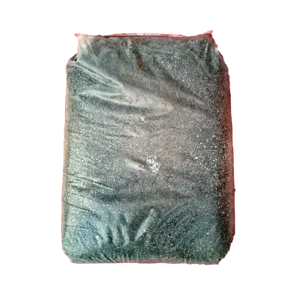 Un sacchetto di plastica rettangolare di colore scuro, riempito con materiale granulare, isolato su sfondo bianco.