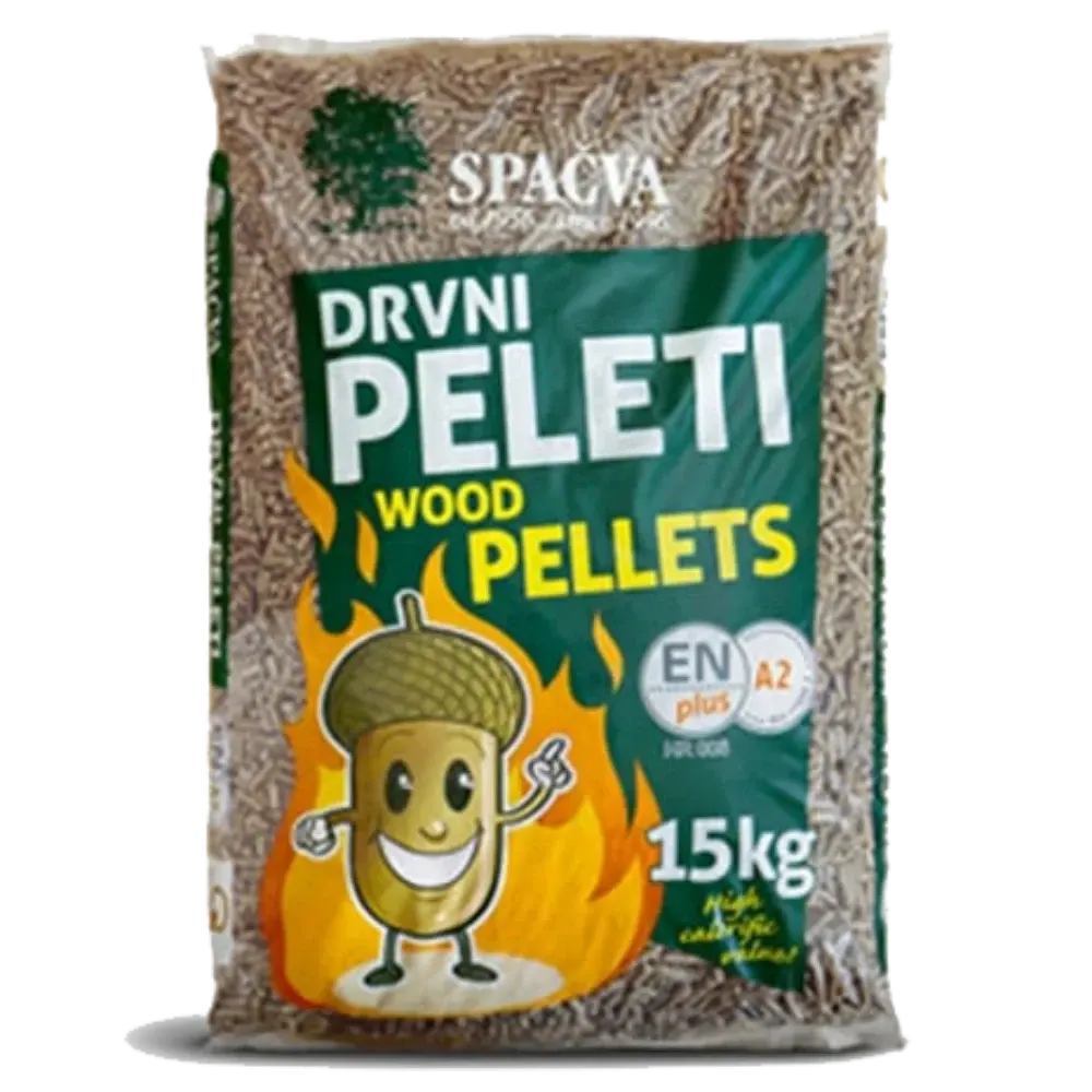 Un sacco da 15 kg di pellet di legno Spacva, con l'immagine di una ghianda stilizzata con un viso sorridente in piedi davanti alle fiamme.