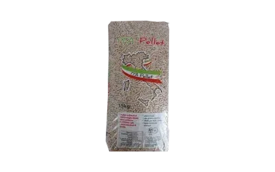 Un sacco da 15 kg di pellet di legno con un logo in stile italiano nei colori rosso, bianco e verde, su uno sfondo bianco uniforme.