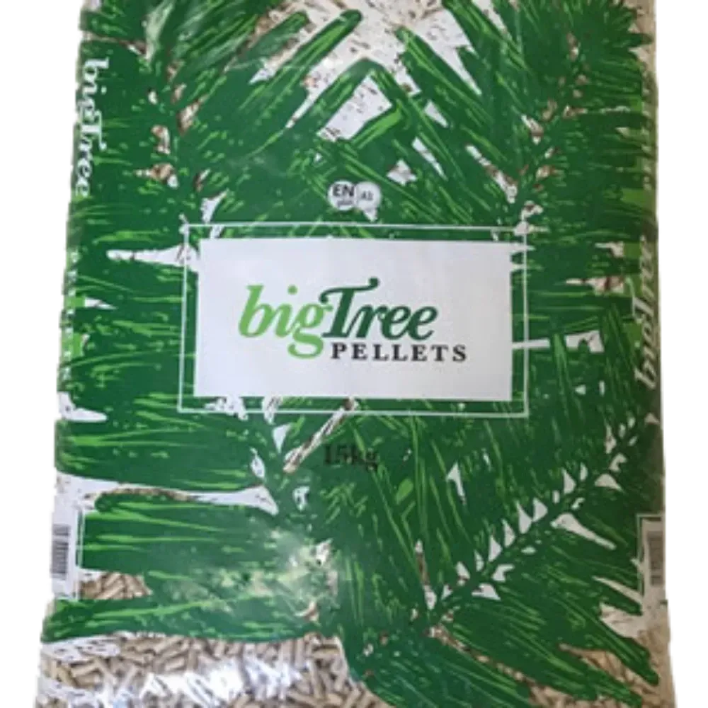 Un sacco da 15 kg di pellet di legno per riscaldamento della marca bigTree con grafica a foglie di palma verdi sulla confezione.