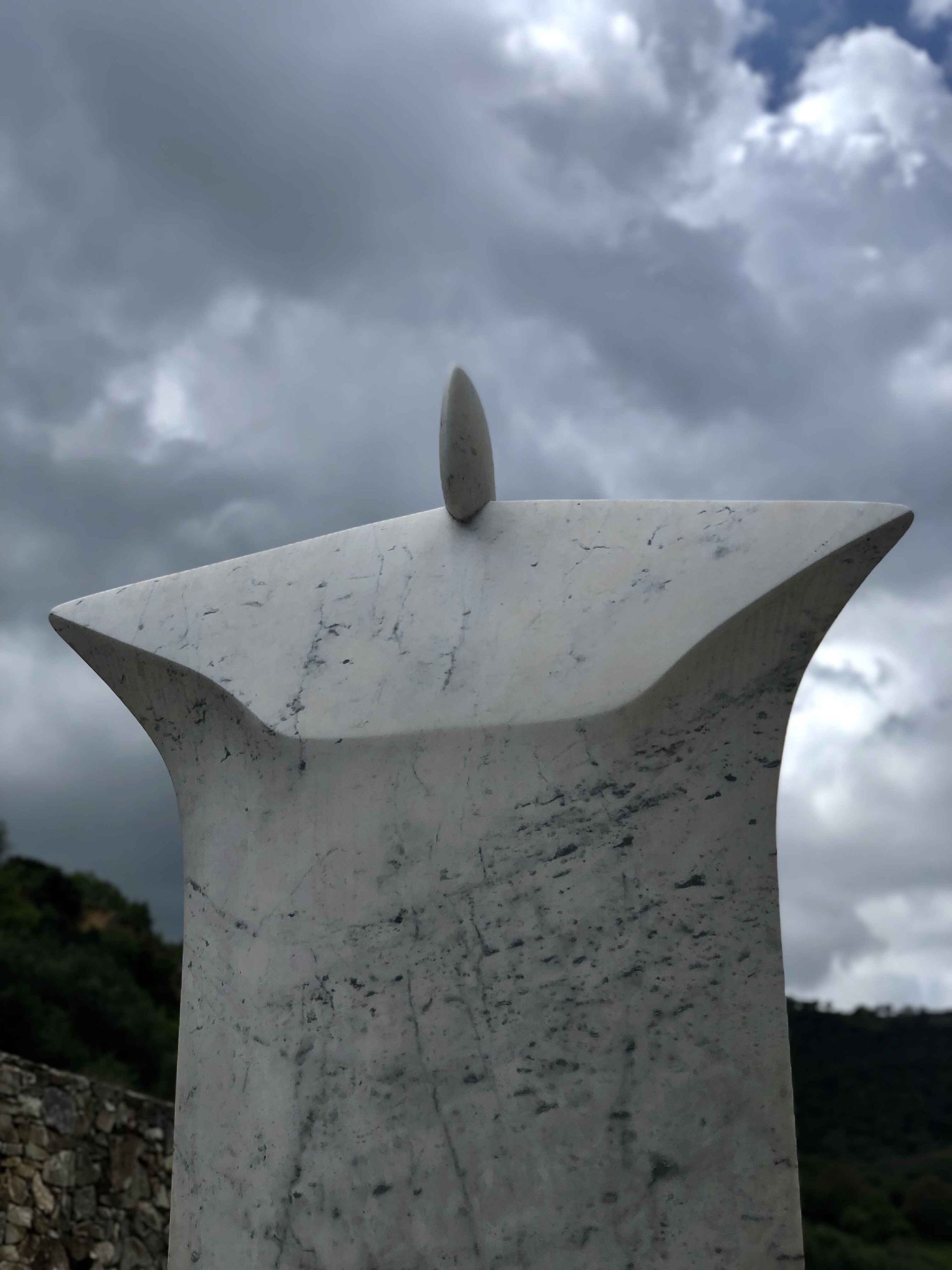una statua con un cielo nuvoloso sullo sfondo
