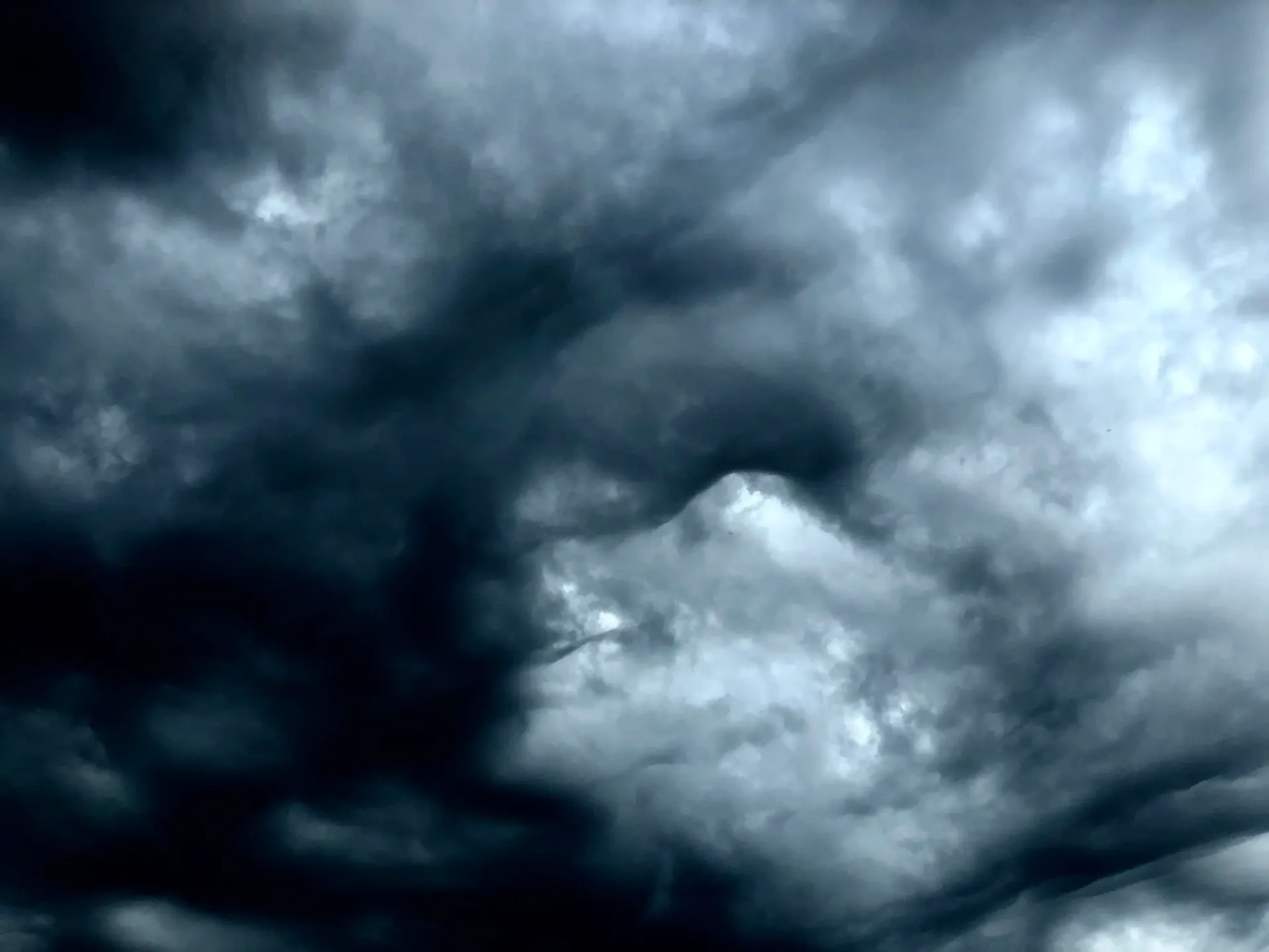 una foto in bianco e nero di un cielo nuvoloso
