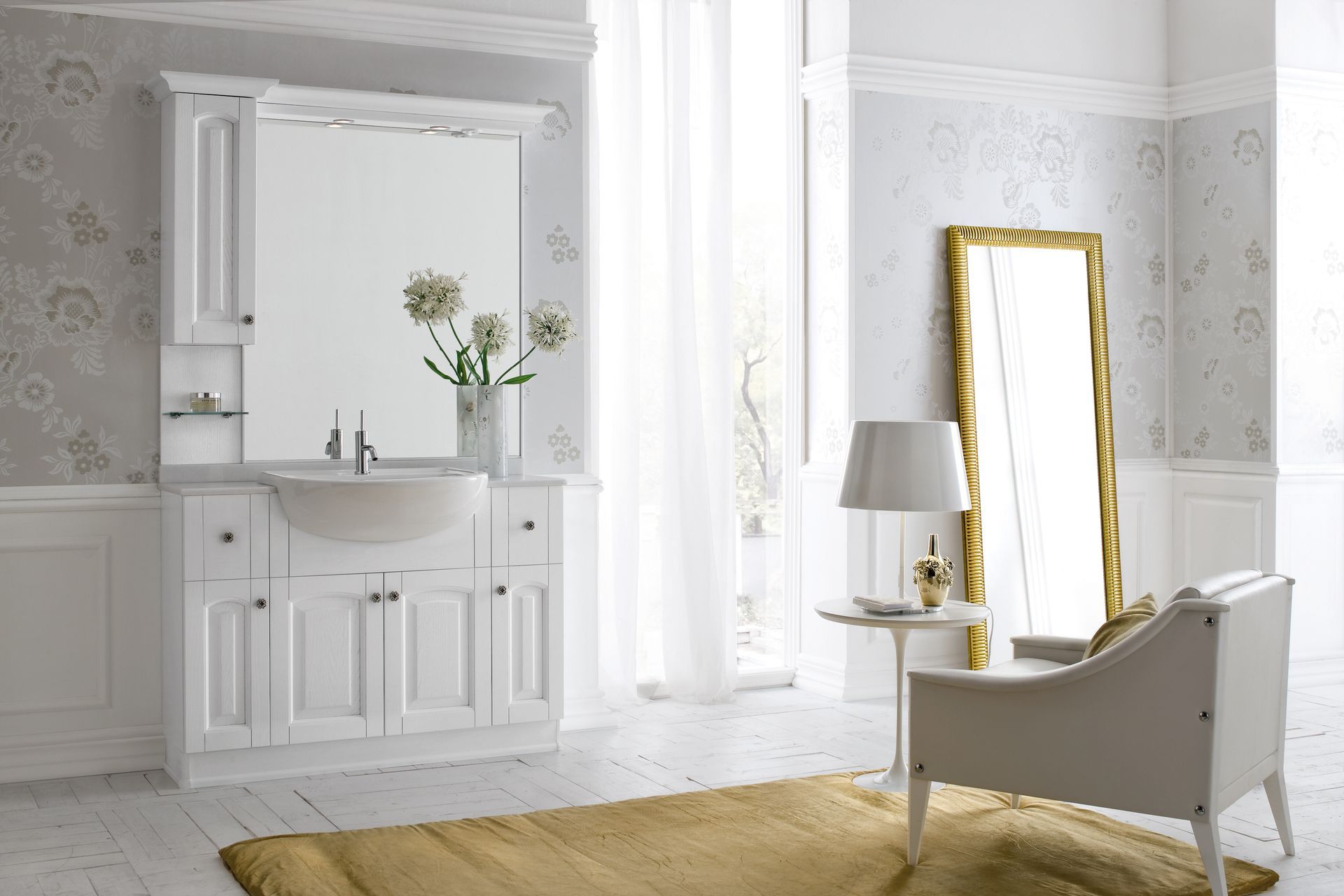 Elegante camera da letto bianca con toeletta, specchio con cornice dorata, poltrona e tappeto di pelliccia.