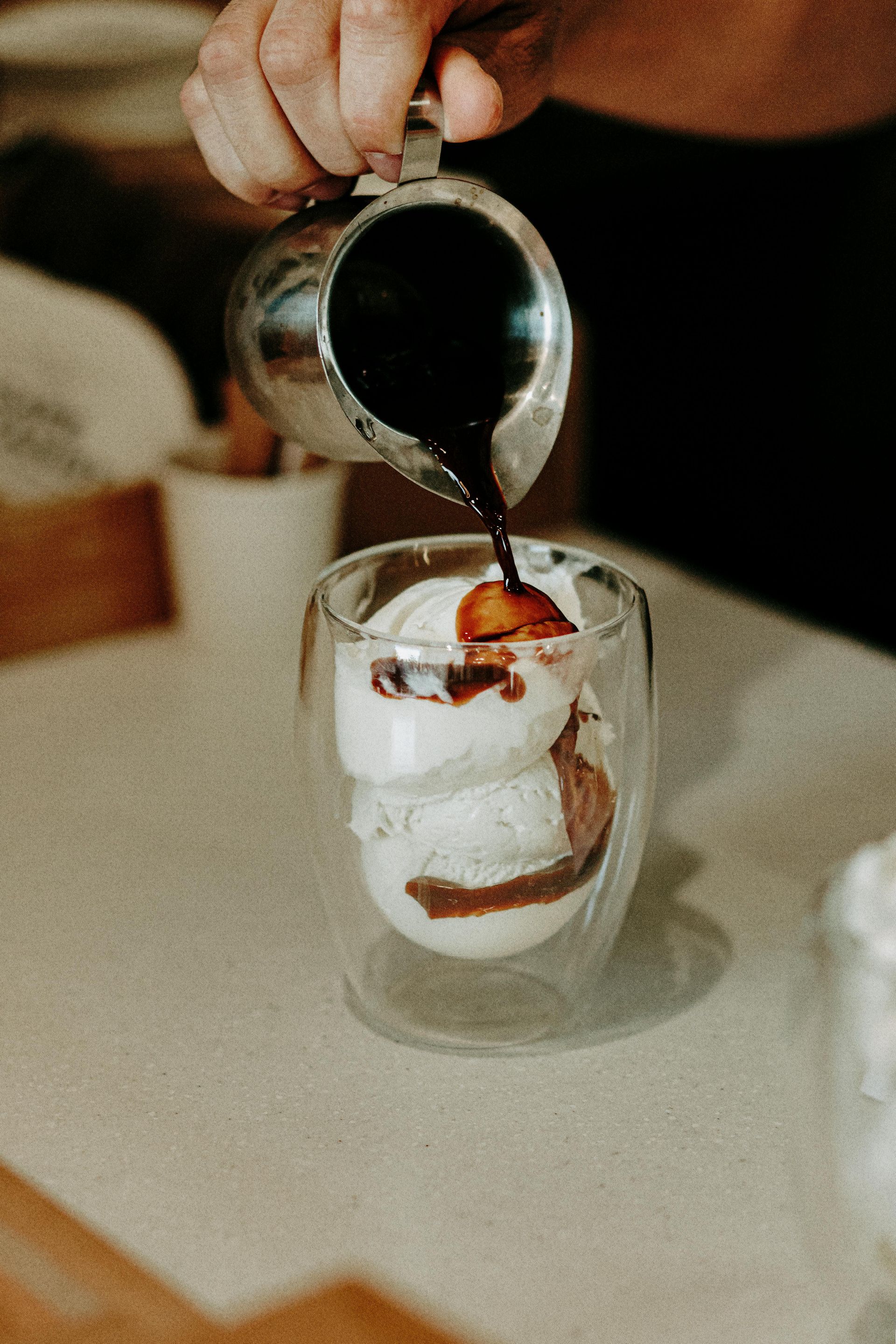 Espresso hälls över kulor glass i ett klart glas.