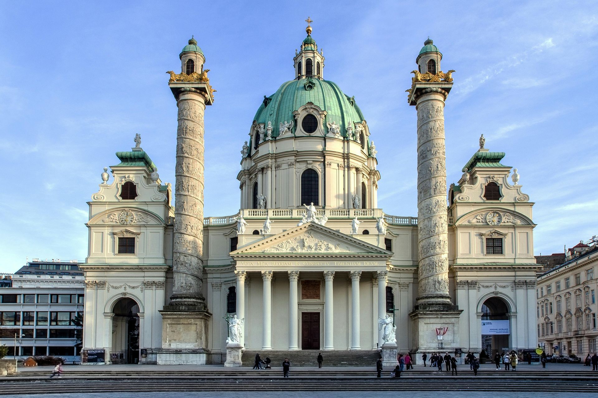 Karlskirche, Wien, Österrike, med en grön kupol, vit fasad och utsmyckade kolonner.