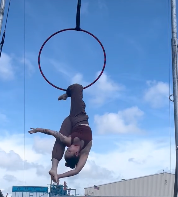 Button Handstand THE STUDIO