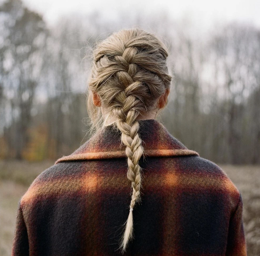 A woman that looks like Taylor Swift from behind.