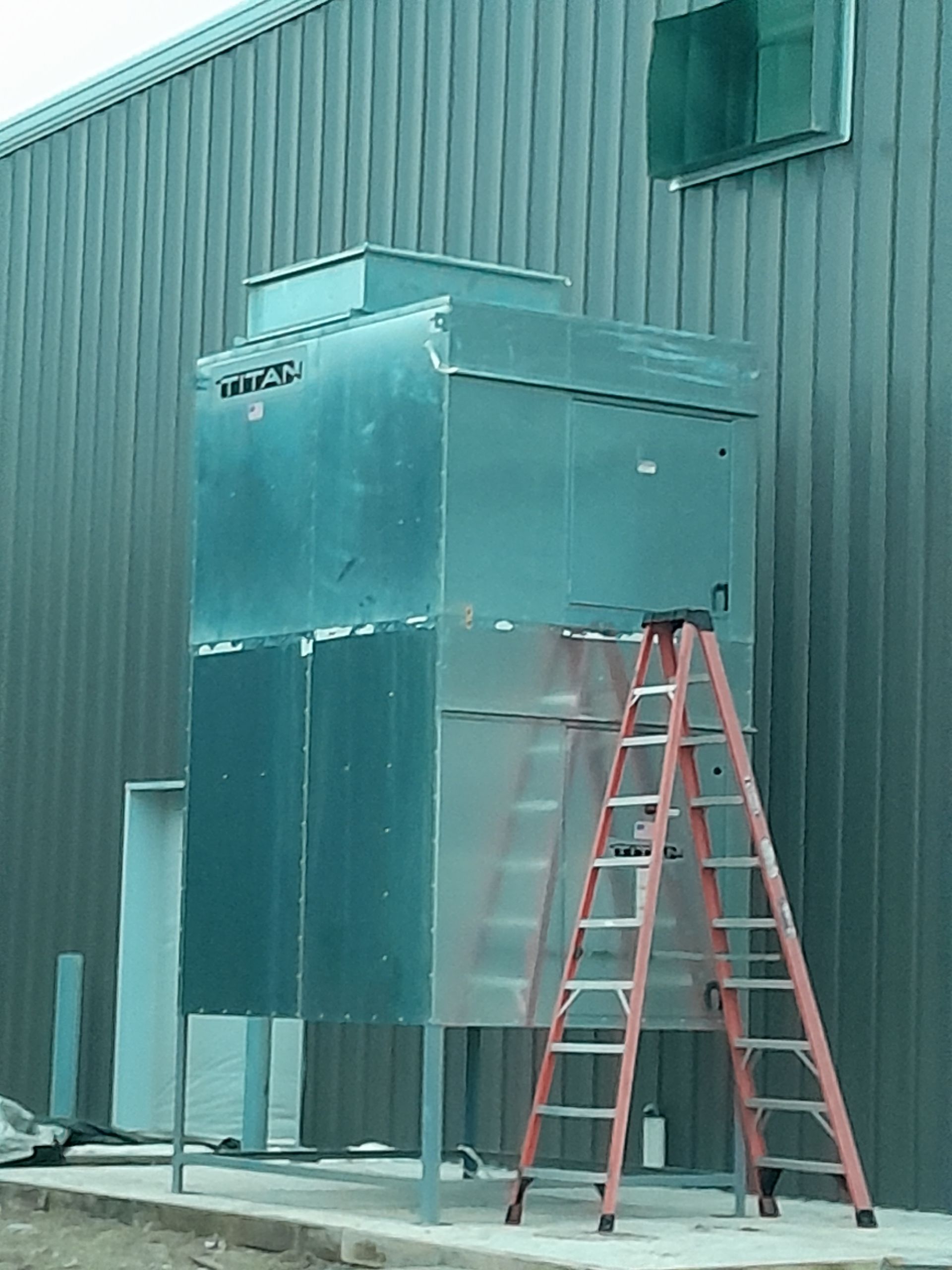 A ladder is sitting on the side of a building