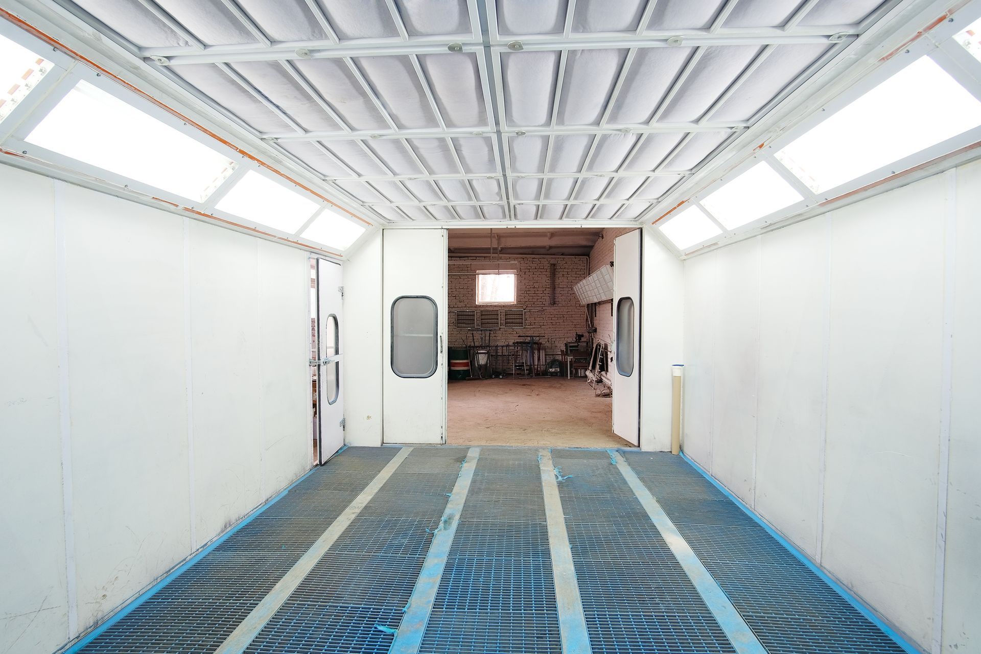 A large empty room with a lot of lights on the ceiling.