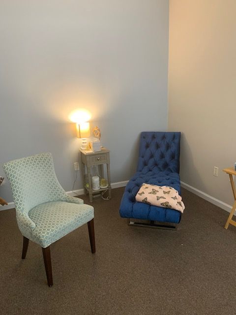 A chair and a chaise lounge in a room
