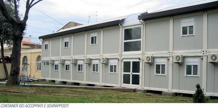 Un edificio con molte finestre e condizionatori