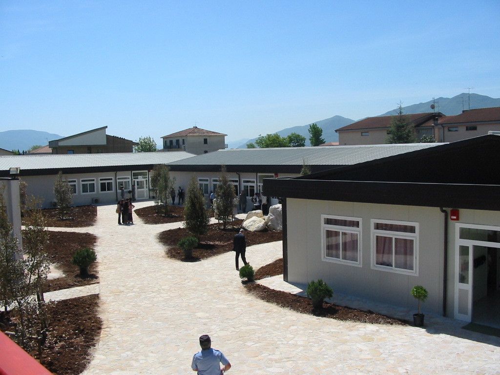 Piazzale S.A.M.E. a Casoria con box prefabbricati esposti