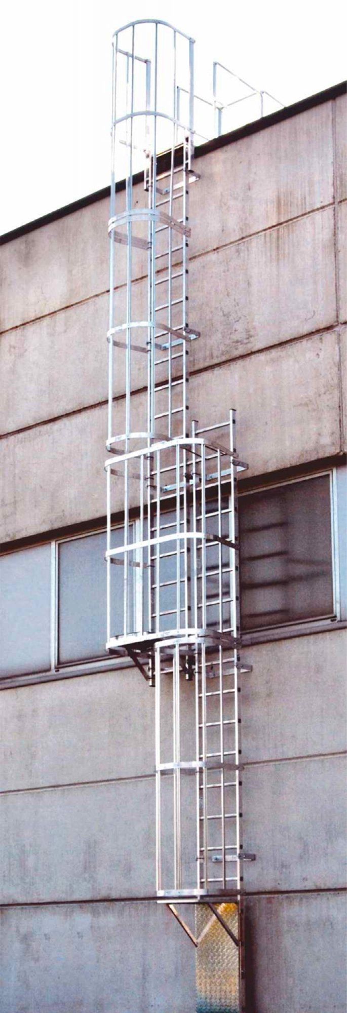 Una scala è attaccata al lato di un edificio