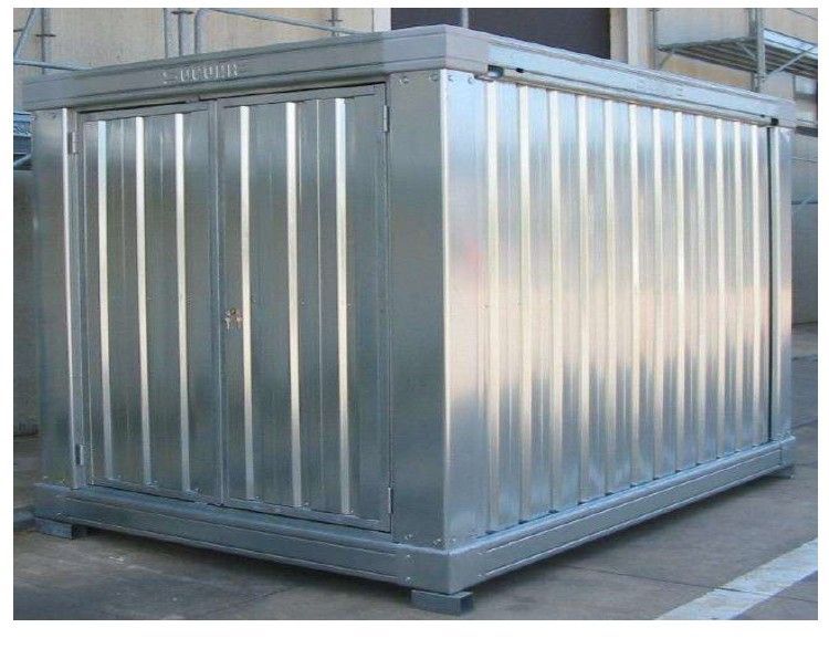 Piazzale con container metallici impilati, uno con porte aperte