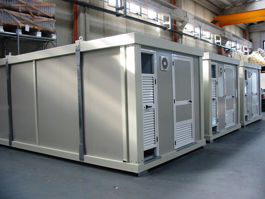 Shelter prefabbricato in metallo su cantiere edile