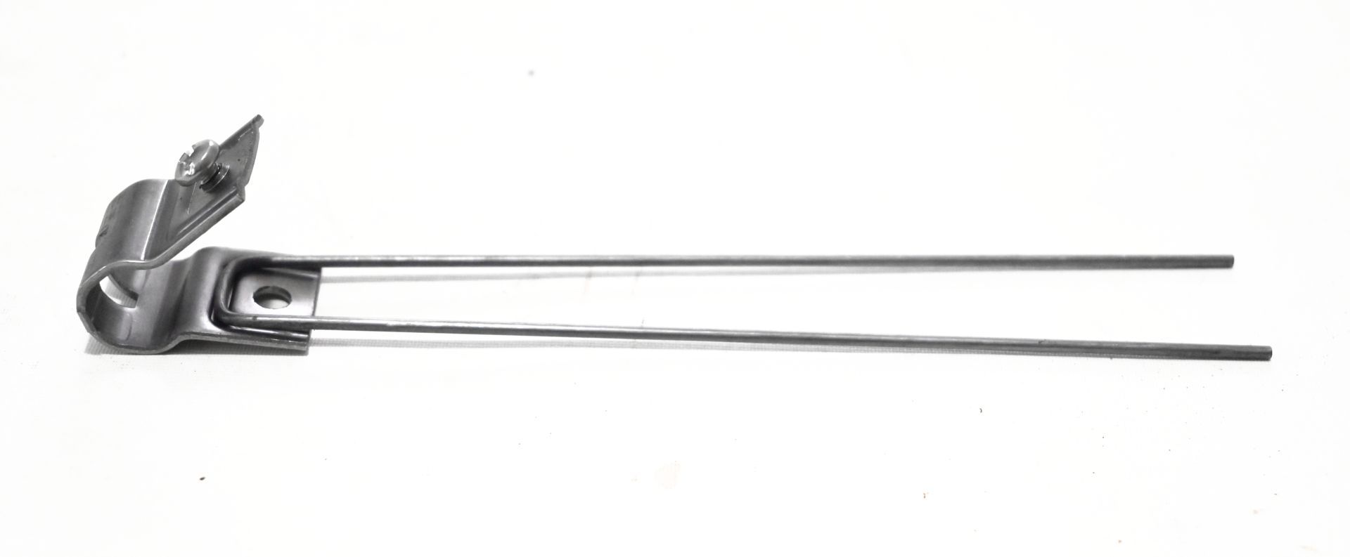 Charnière métallique à deux tiges parallèles, sur fond blanc.