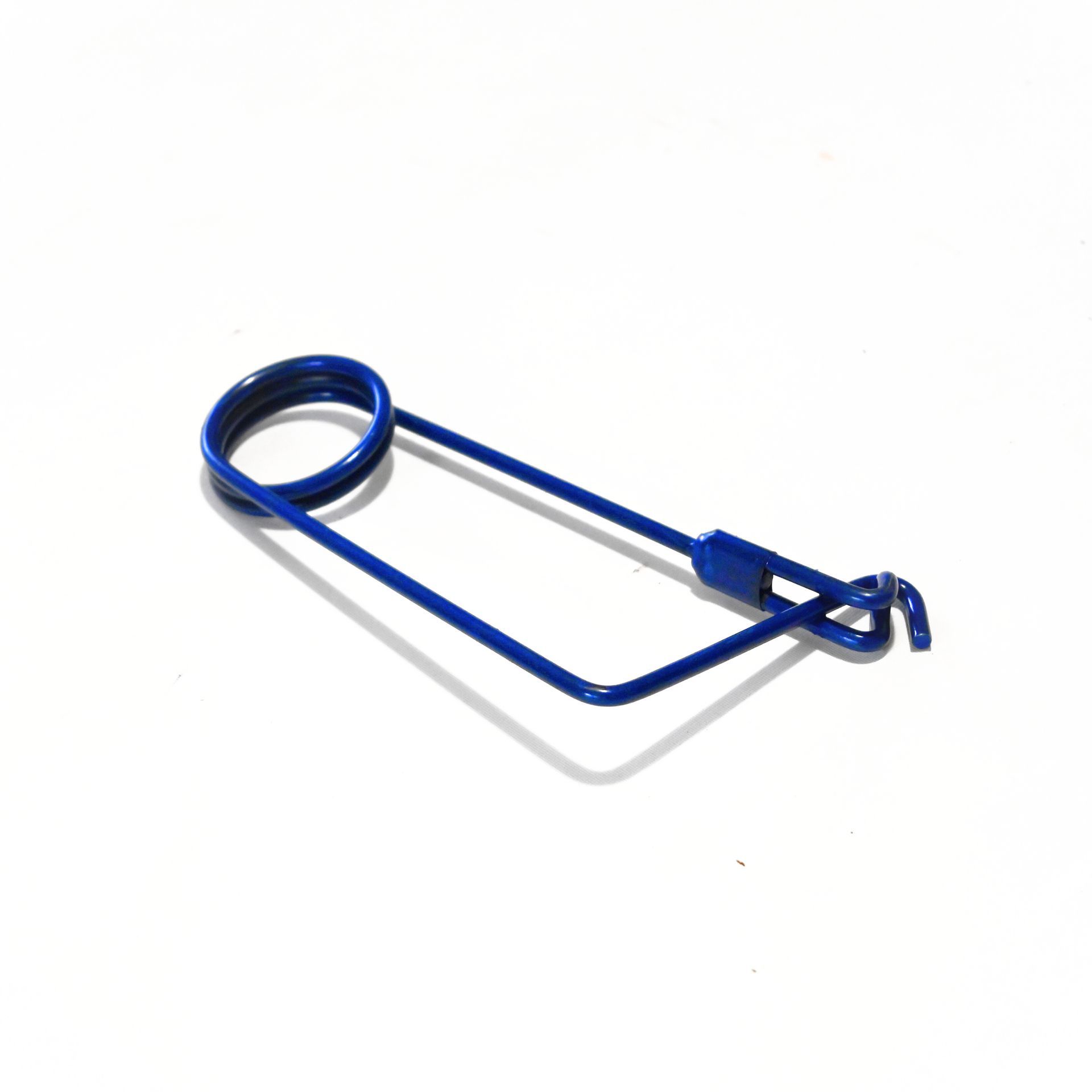 Épingle de sûreté en métal bleu sur fond blanc.