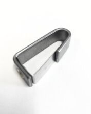 Attache métallique en forme d'agrafe, pliée en forme de U, avec un fond plat et un sommet arrondi.